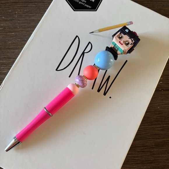 Disney Doorables: Wreak in Ralph: Vanellope von Schweetz handmade beaded pen - Picture 2 of 3